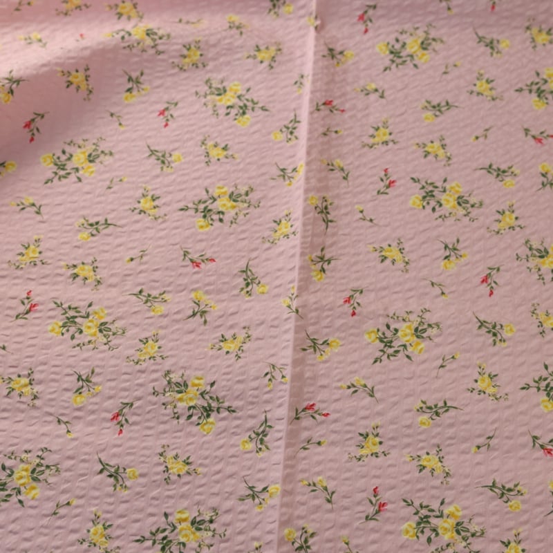 Vidéo: Seersucker 100% coton – Petites fleurs jaunes fond rose