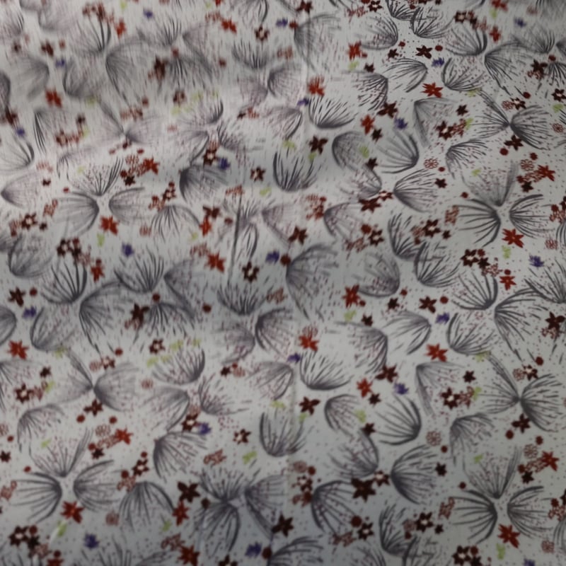 Vidéo: Gabardine coton & élasthanne - Fleurs marron et violet fond gris clair