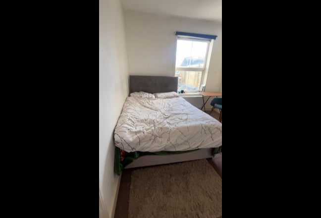 Bright double room in calm, friendly West London  Main Photo