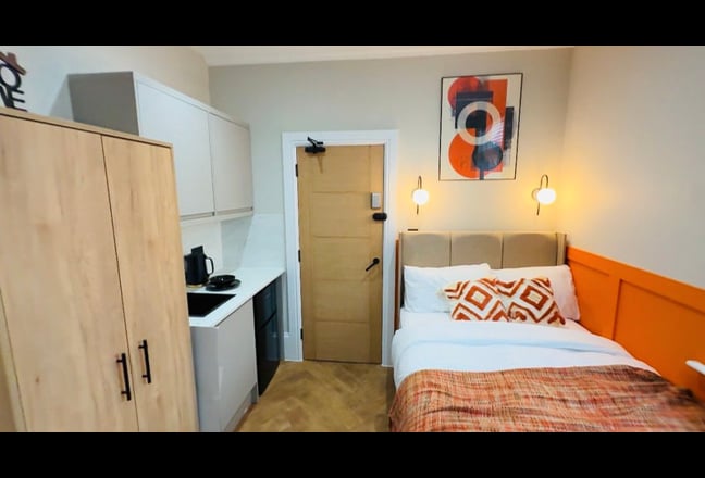 ❤️ Studio Style Ensuite Room - W/Parking  Main Photo