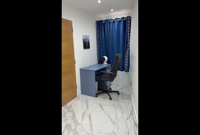 Modern room in Chigwell Main Photo