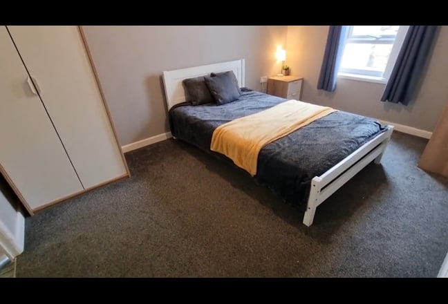 Ensuite Double Room Walking Distance to Telford Main Photo