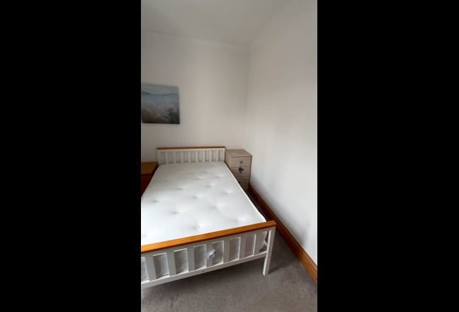 Modern Ensuite Double Room with Bills Included Main Photo