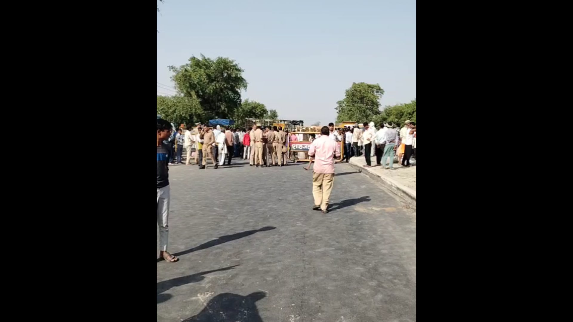 मृतक के परिजनों ने स्टेट हाईवे पर शव रखकर लगाया जाम कार्रवाई की उठाई मांग लगभग दो घंटे तक लग रहा बहनों का लंबा जाम