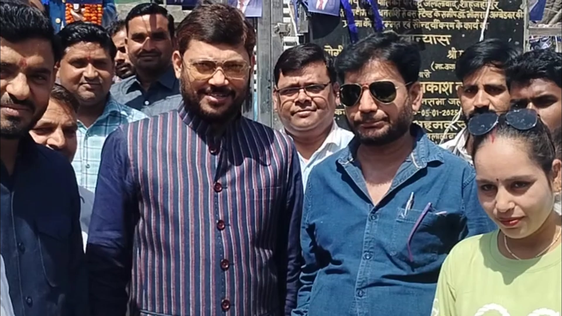 सपा के आंवला सांसद और भाजपा नेता अपूर्वा ठाकुर का भावुक समर्पण बाबा साहब की 135वीं जयंती पर जलालाबाद चौराहे पर माल्यार्प