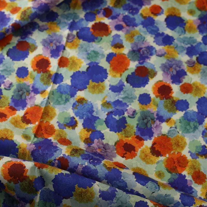 Vidéo: Popeline 100% coton – Fleurs multicolores ton bleu