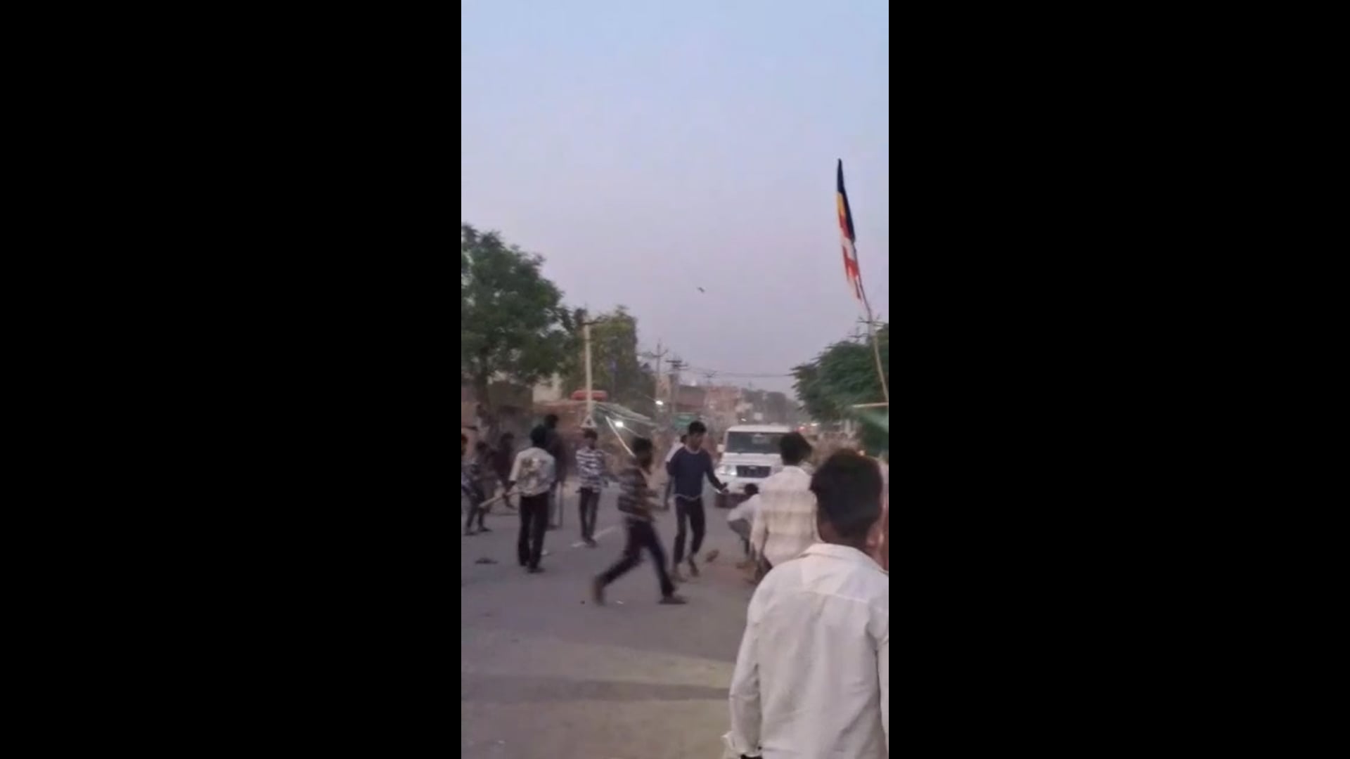 बांकेगंज में तोड़ी गयी डाॅ भीमराव अम्बेडकर की प्रतिमा, हुआ बवाल, उग्र भीड़ ने पुलिस वाहनों को बनाया निशाना