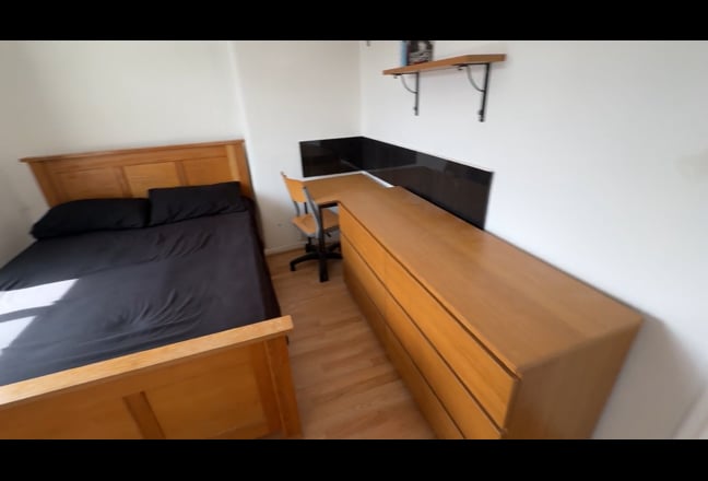 Room to let in a 3 bedroom house Main Photo