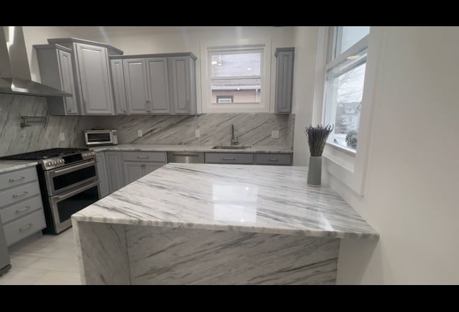 Bright Room Near Midtown Manhattan. No broker fee! Main Photo