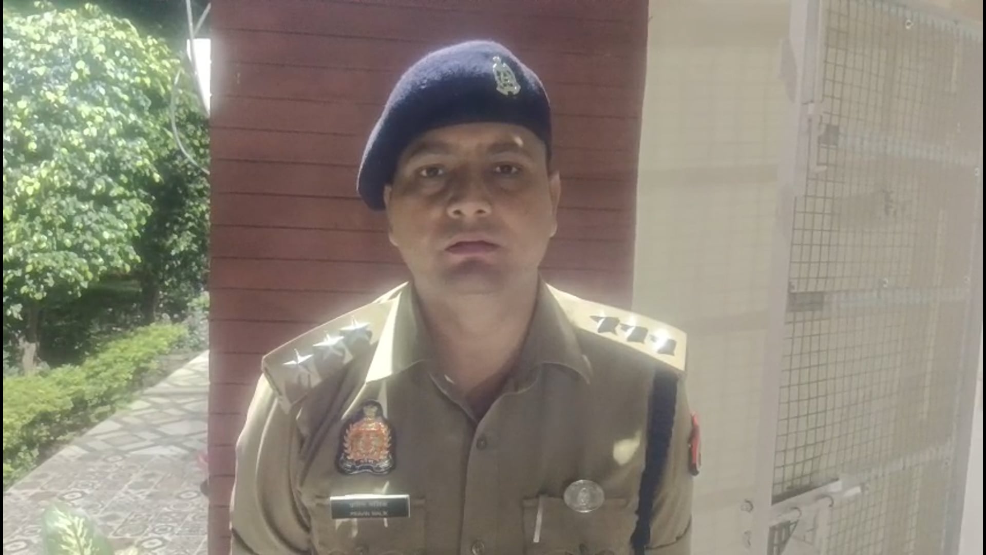 सोशल मीडिया पर वायरल प्रकरण में पुवायाँ पुलिस ने दर्ज किया मुकदमा
शाहजहाँपुर। सोशल मीडिया पर थाना पुवायाँ से जुड़ा एक प्रकरण वायरल होने के बाद पुलिस ने संज्ञान लेते हुए सुसंगत धाराओं में अभियोग पंजीकृत कर लिया है।
क्षेत्राधिकारी पुवायाँ ने जानकारी देते हुए बताया कि मामले की गंभीरता को देखते हुए तत्काल मुकदमा दर्ज किया गया है और अग्रिम विधिक कार्यवाही की जा रही है। उन्होंने कहा कि प्रकरण की निष्पक्ष जांच कर आवश्यक कार्रवाई सुनिश्चित की जाएगी।