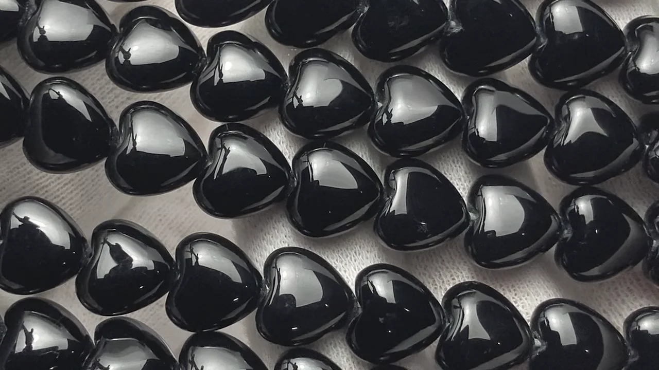 オニキス 縦穴ハート10×10mm 半連/1連｜天然石ビーズの卸問屋・通販