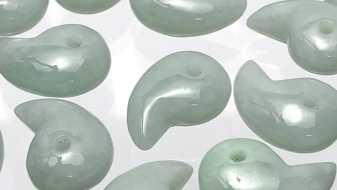 ビルマ翡翠（ジェイダイト） 勾玉20×13×8mm 1個｜天然石ビーズ・ルース