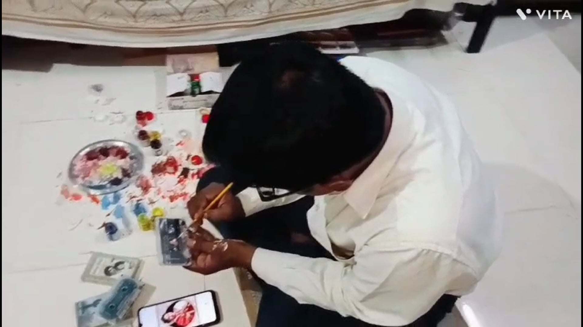 कोल्हापूर मधील कसबा बावडा येथील योगेश मोरे यांनी आपल्या रंग छटातुन स्वर सम्राज्ञी आशा भोसले ना भावपूर्ण श्रद्धांजली वाहिली.