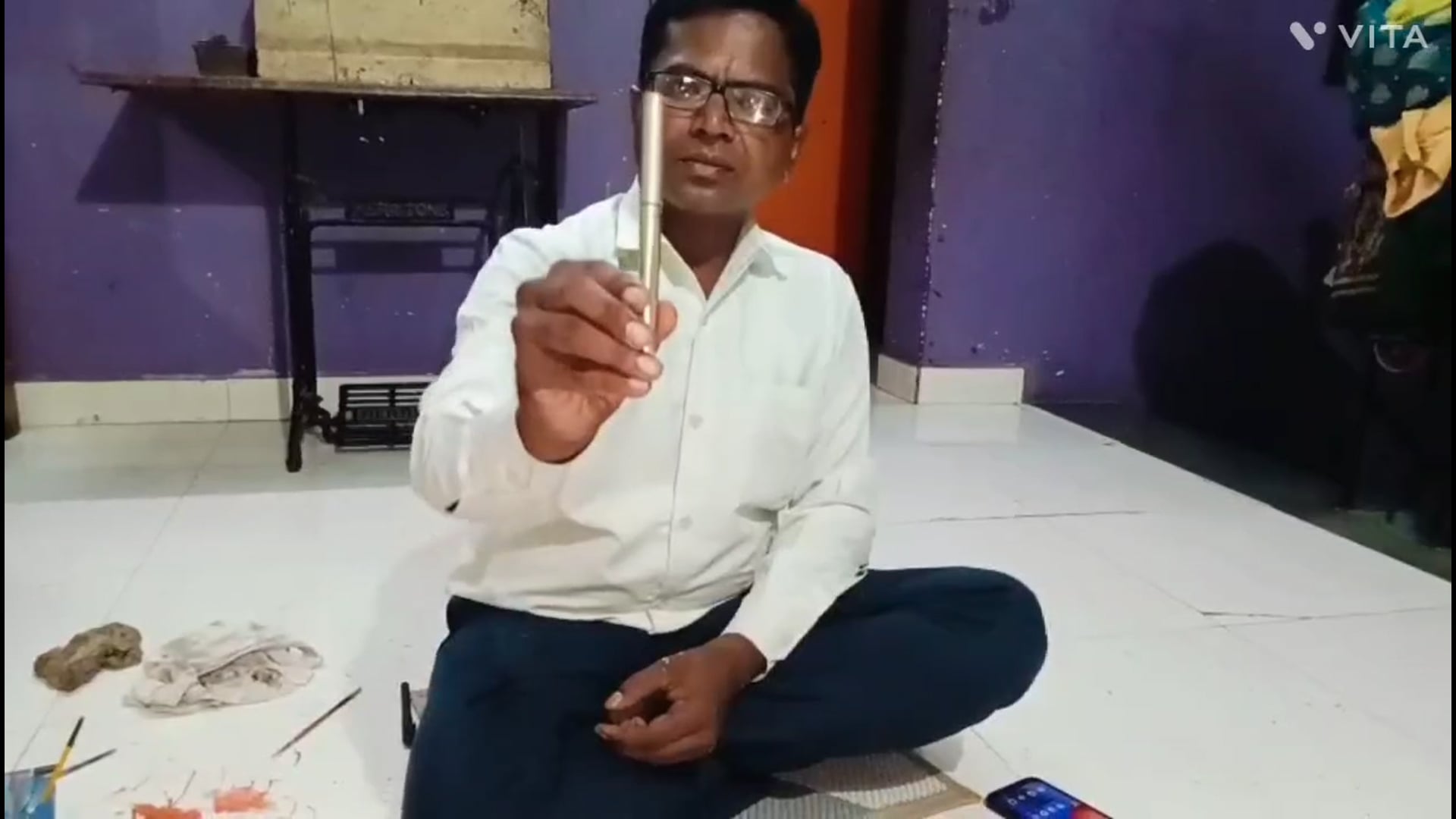 कोल्हापूर कसबा बावड्यातील चित्रकार योगेश मोरे यांनी डॉ. बाबासाहेब आंबेडकर यांच्या जयंतीचे औचित्य साधून शाईपेन व निप वर त्यांचे चित्र रेखाटले.