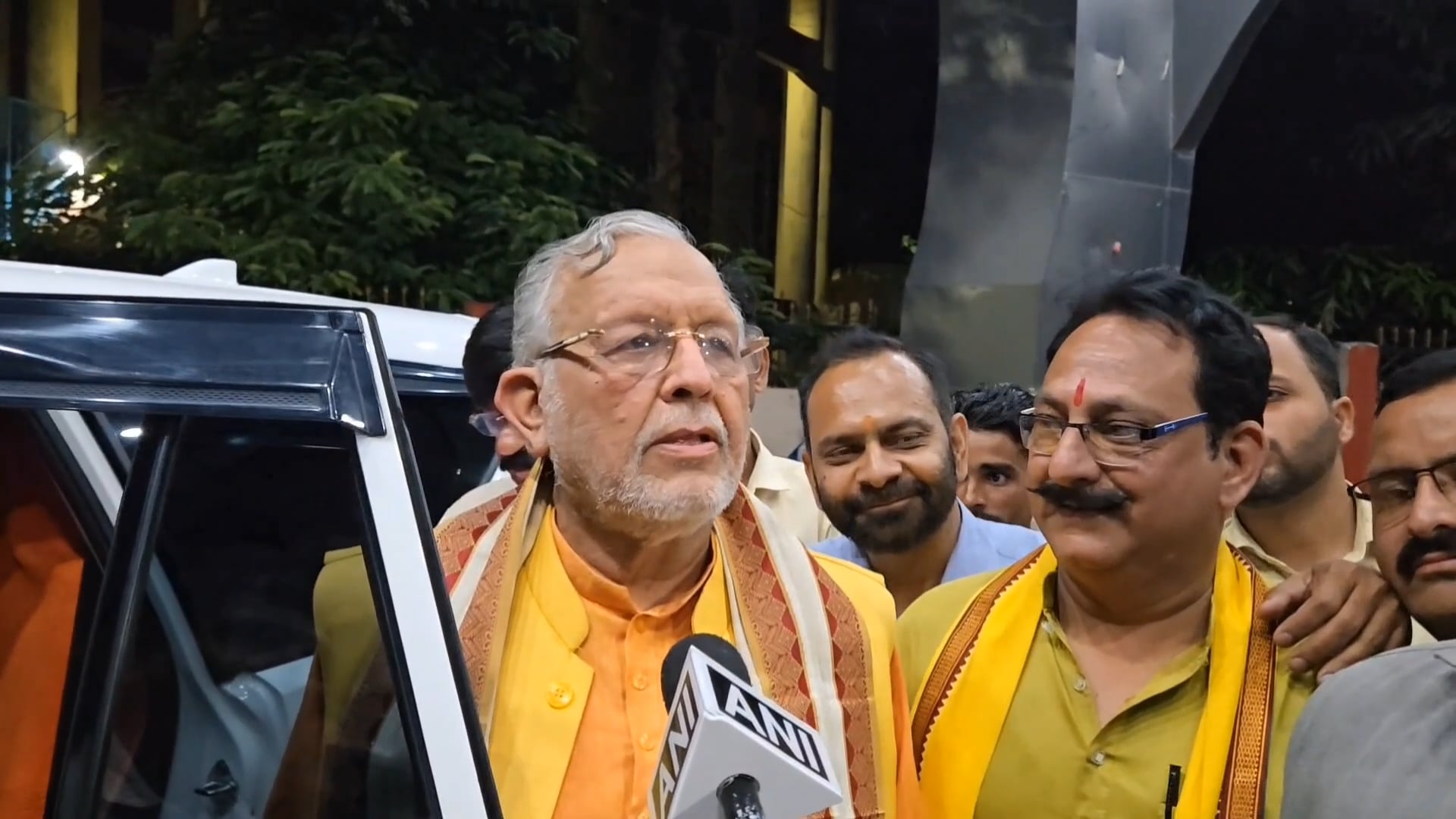 शाहजहांपुर में “स्वर सम्मान” कार्यक्रम का आयोजन
शाहजहांपुर के अटल बिहारी प्रेक्षागृह में भोर फाउंडेशन द्वारा “स्वर सम्मान” कार्यक्रम का आयोजन सायंकाल किया गया। कार्यक्रम में वित्त मंत्री सुरेश कुमार खन्ना मुख्य अतिथि के रूप में शामिल हुए और प्रतिभागियों को शाल ओढ़ाकर सम्मानित किया।