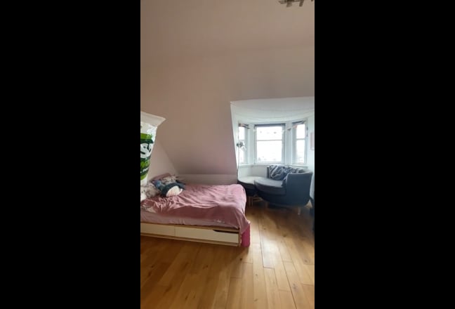 Beautiful double room on the Law  (bills included) Main Photo