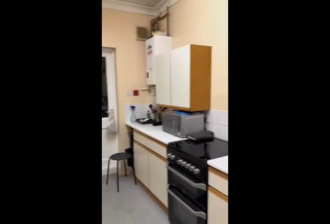 Large double bedroom top/2nd floor N22  Main Photo