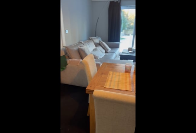 Double bed room to let prefer female Main Photo