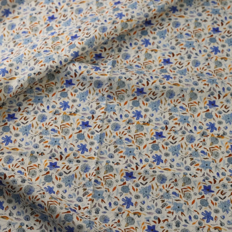 Vidéo: Étoffe de lin & viscose - Fleurs bleues fond blanc