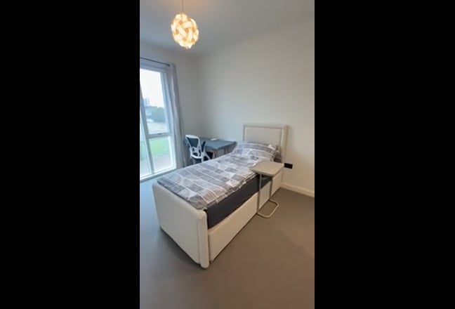 Modern townhouse, 20 min walk along canal to city Main Photo