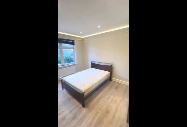 Fab 1 Bed Flat on Upper Tooting Park Road Main Photo