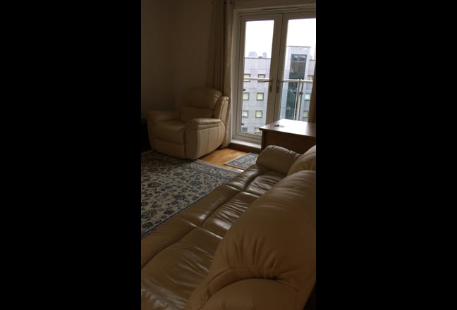 1 room available in a 2 bed 2 bathroom flat  Main Photo