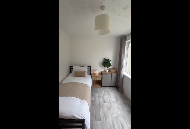 Currently Female House share Main Photo