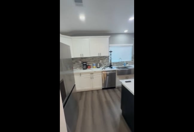 Mother/Daughter seeking clean roommate. Main Photo