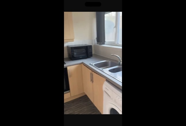 Sharing room for a rent including bills Main Photo