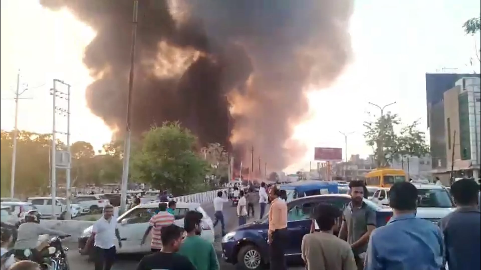 ➡️....लखनऊ से बड़ी खबर सामने आ रही है राजधानी लखनऊ के थाना विकास नगर क्षेत्र में देर शाम भीषण आग लगने से हड़कंप मच गया।*