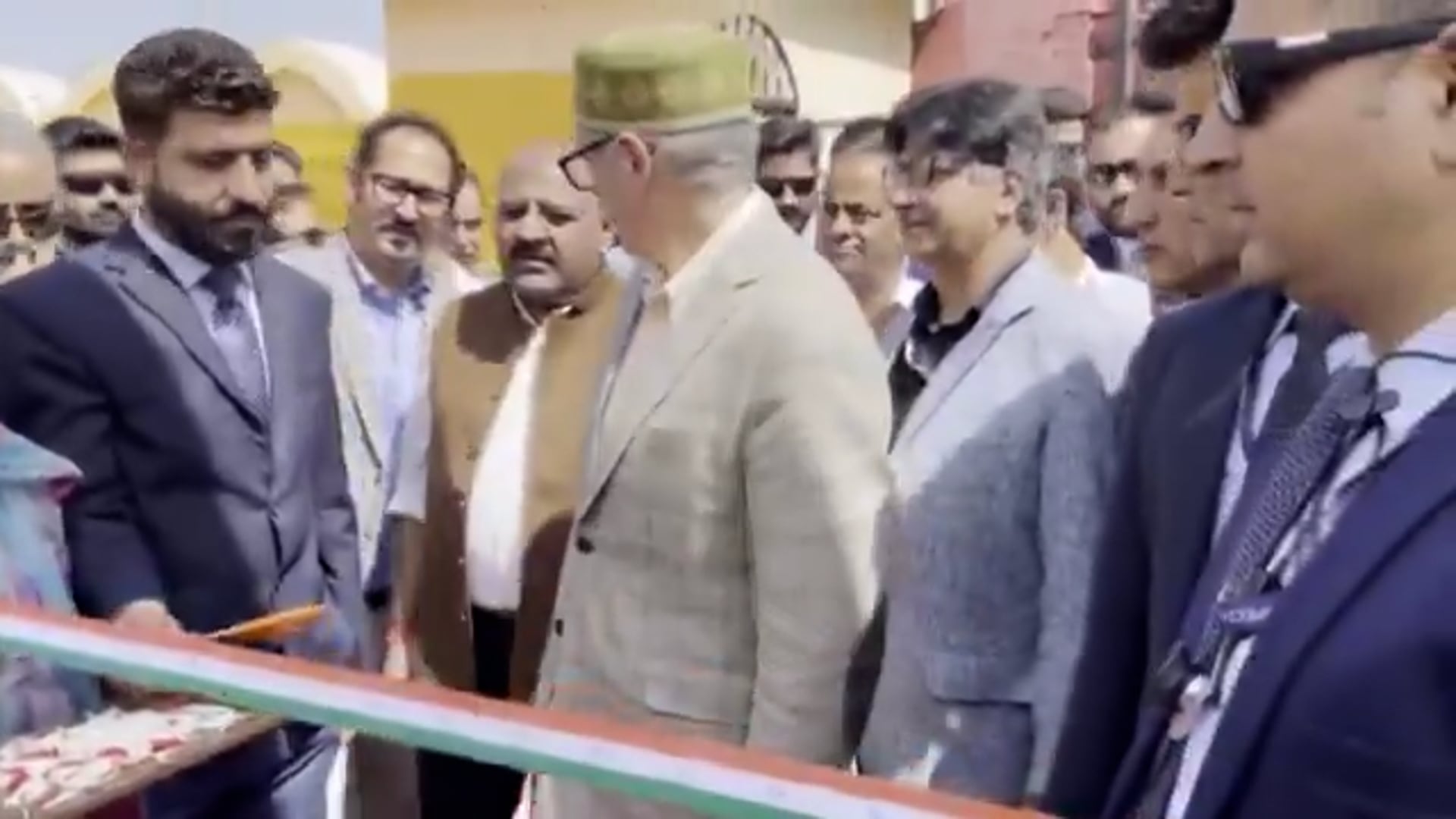 🆕️ ...जम्मू कश्मीर ब्रेकिंग...
जम्मू-कश्मीर के मुख्यमंत्री उमर अब्दुल्ला श्रीनगर में एक प्रदर्शनी के उद्घाटन के लिए गए थे, वहाँ काटने के लिए जो फीता लगा था वह तिरंगा नुमा एक रिबन था
उमर ने इस रिबन को काटने से मना कर दिया और उसे करीने से फोल्ड करने को कहा