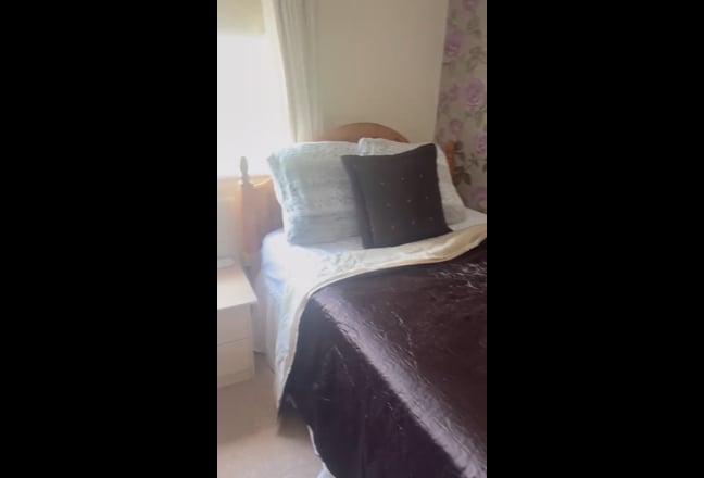 En-suite room in family home.Set in 80 acre park. Main Photo