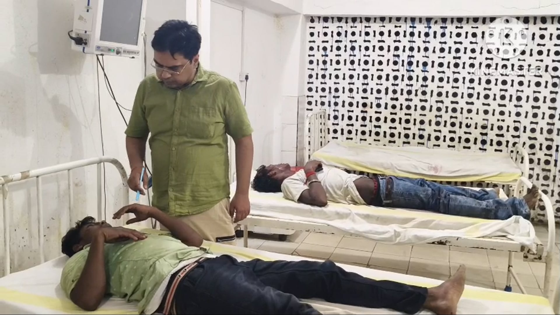 हाईवा की टक्कर से बाइक सवार युवक की दर्दनाक मौत, तीन की हालत गंभीर।