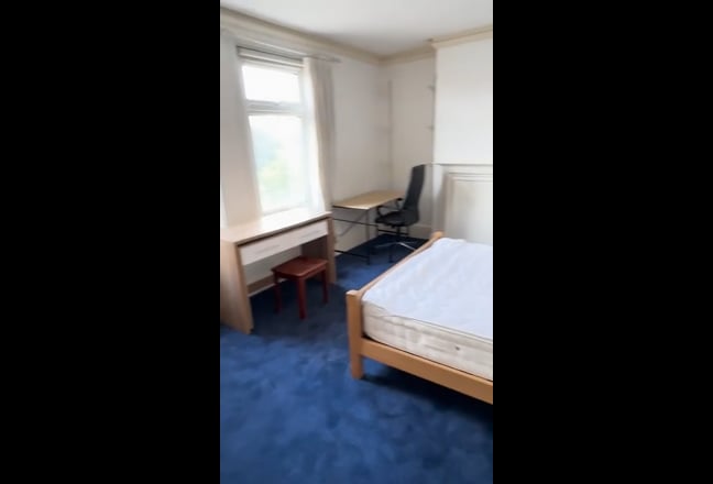  Very large, new decor, all profs, walk to 2 tubes Main Photo