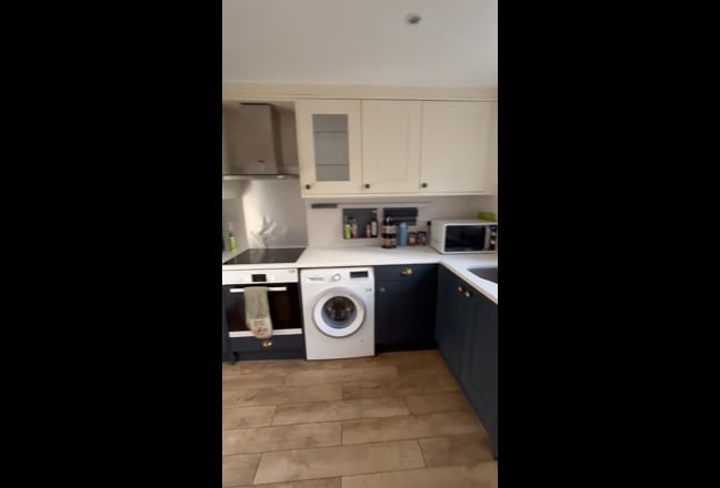 Double bedrooms- No couples Main Photo