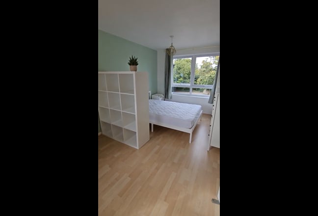 Large bedroom next to station city centre Main Photo
