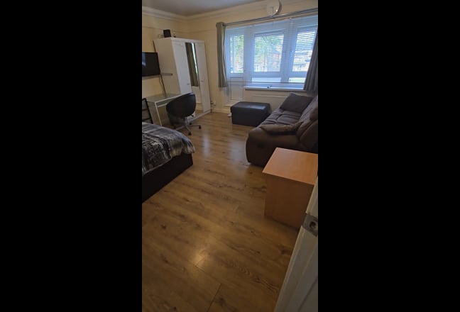  Large furnished double bedroom with Balcony Main Photo