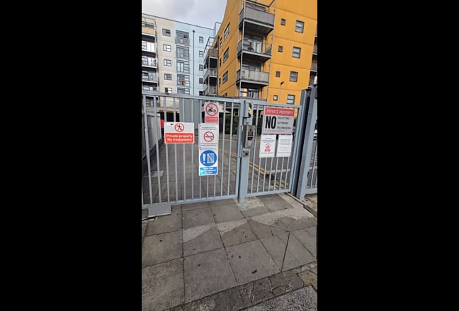 2 Mins to Bromley-by-Bow, Canal View Main Photo