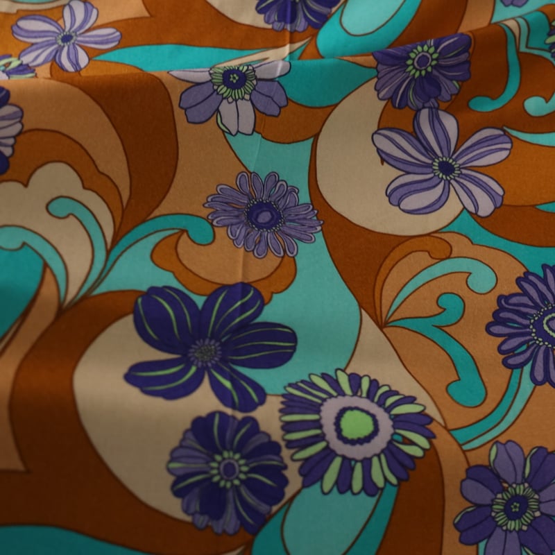 Vidéo: Étoffe 100% viscose – Fleurs violettes fond marron