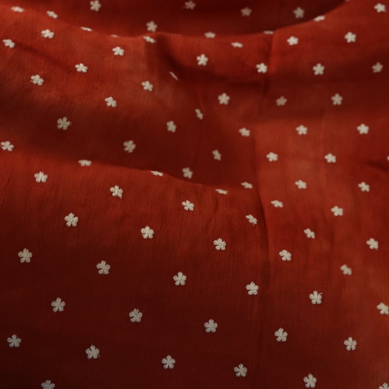 Vidéo: Crêpon 100% viscose – tie and dye terracotta brodée petites fleurs