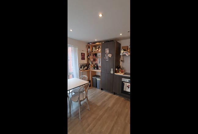 City centre flat/double en suite room available Main Photo