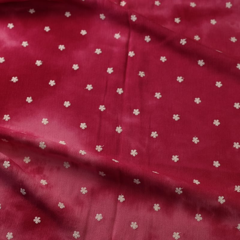 Vidéo: Crêpon 100% viscose – tie and dye violet brodée petites fleurs