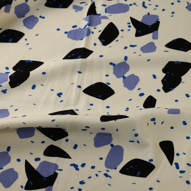 Vidéo: Crêpe 100% viscose – Abstrait bleu fond écru