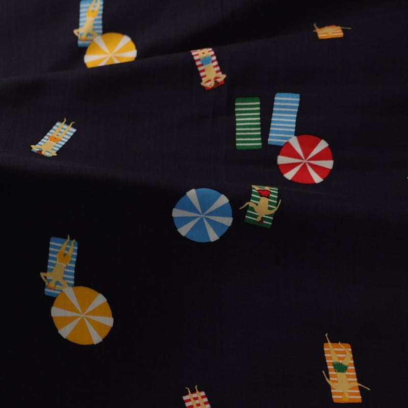 Vidéo: Étoffe 100% viscose – Plage fond bleu marine