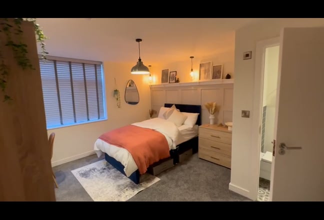 Bennett Stylish Double Bedroom + Ensuite BILLS INC Main Photo