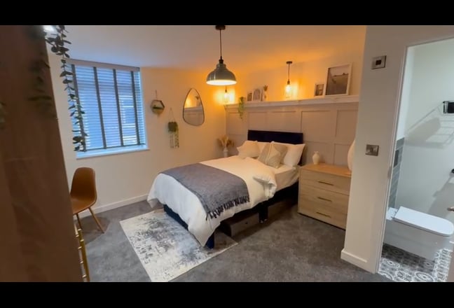 Stylish full furnished bedroom with en suite. Main Photo