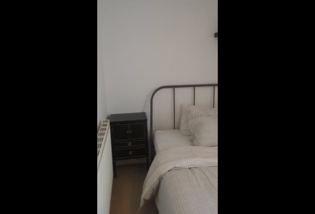 En-suite room in garden flat Main Photo