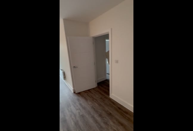 En-suite room available in a 2bed room flat Main Photo