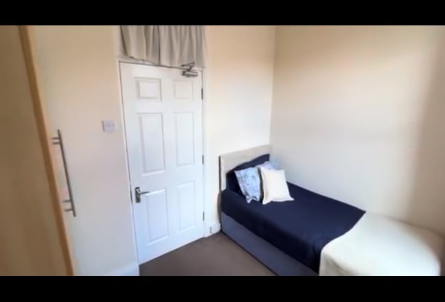 NO DEPOSIT - Single in Superb 4-Bed House Inc Most Main Photo