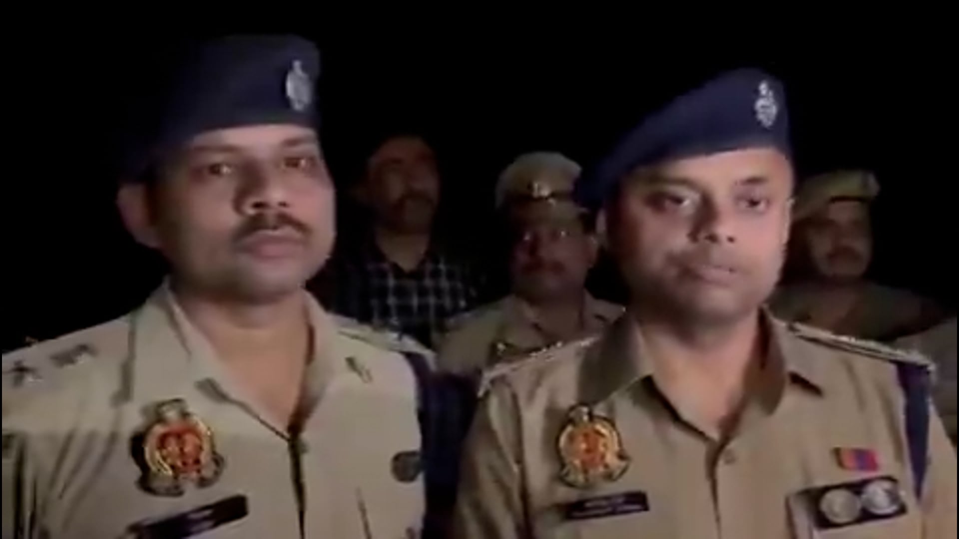 ➡️....ऐसे आती है मौत, ट्रेन से 1 व्यक्ति की कटकर मौत हुई , ट्रेन से उतरकर माजरा देख रहे 4 लोग भी कटकर खत्म हो गए.      Prayagraj